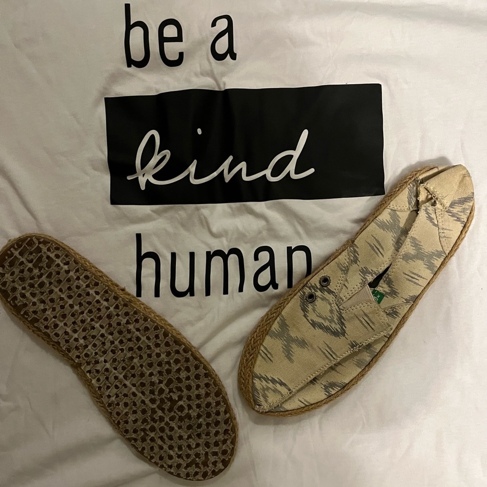 Grey and off white Aztec print sanuk. Comfortable and fun!